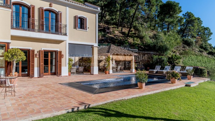 Spacious family retreat in prestigious El Madroñal community - Villa for sale in El Madroñal, Benahavis