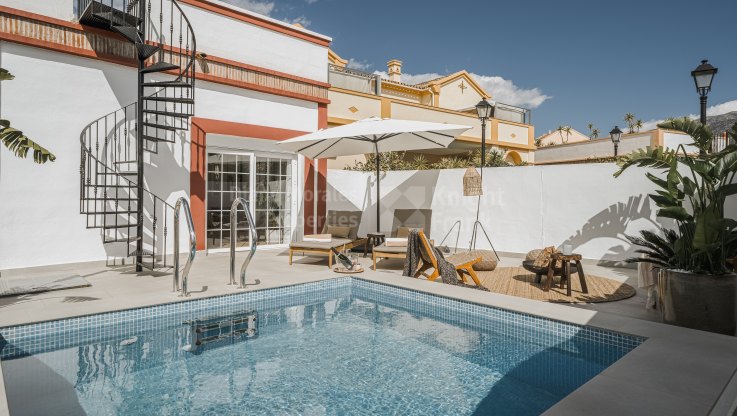 Elegantes Stadthaus im skandinavischen Stil mit Terrassen und Panoramablick - Villa zum Verkauf in Aldea Dorada, Nueva Andalucia