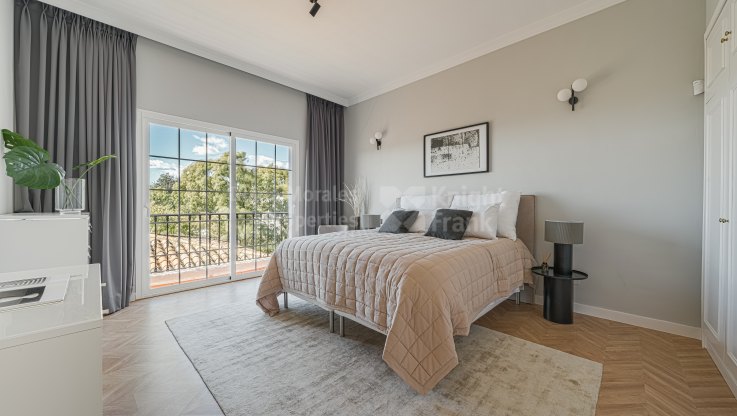 Elegante adosada estilo escandinavo con terrazas y vistas panorámicas - Villa en venta en Aldea Dorada, Nueva Andalucia