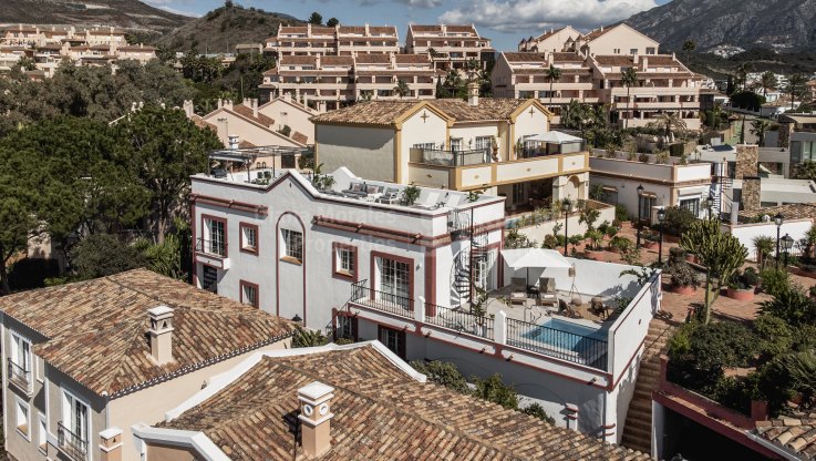 Elegantes Stadthaus im skandinavischen Stil mit Terrassen und Panoramablick - Villa zum Verkauf in Aldea Dorada, Nueva Andalucia