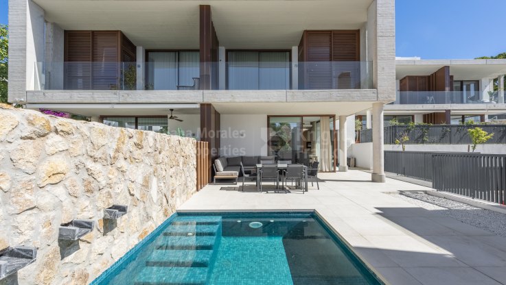 Luxueuse villa semi-détachée avec piscine privée dans le Golden Mile de Marbella - Villa Jumelée à vendre à Marbella Golden Mile