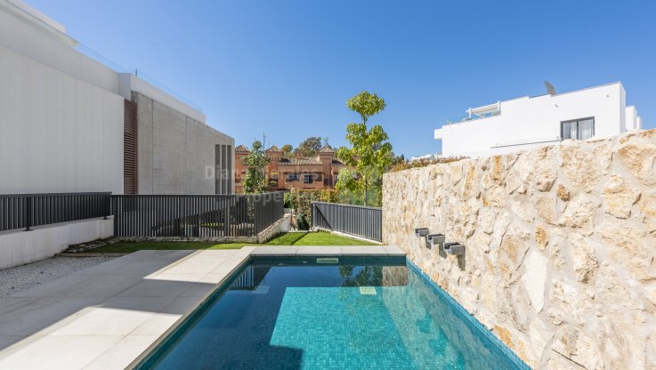 Luxueuse villa semi-détachée avec piscine privée dans le Golden Mile de Marbella - Villa Jumelée à vendre à Marbella Golden Mile