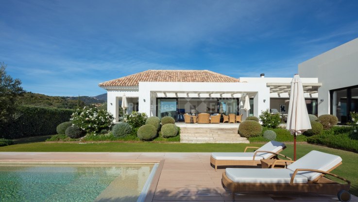Casa Nevis: Exquisita villa de estilo mediterráneo con preciosas vistas al Valle del Golf en Marbella - Villa en venta en Haza del Conde, Nueva Andalucia