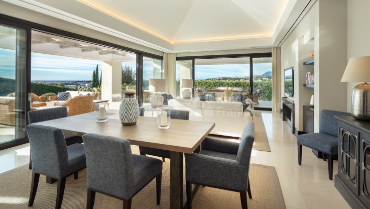 Casa Nevis: Exquisita villa de estilo mediterráneo con preciosas vistas al Valle del Golf en Marbella - Villa en venta en Haza del Conde, Nueva Andalucia