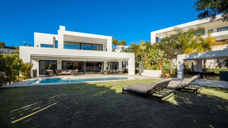 Moderne Familienvilla in einer geschützten Wohnanlage - Villa zum Verkauf in Nueva Andalucia