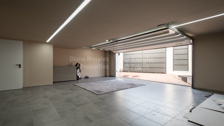 Modern, family-friendly villa in a gated community - Villa for sale in Nueva Andalucia