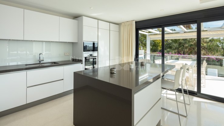 Belle villa rénovée à Las Brisas avec vue sur la mer - Villa à vendre à Las Brisas, Nueva Andalucia