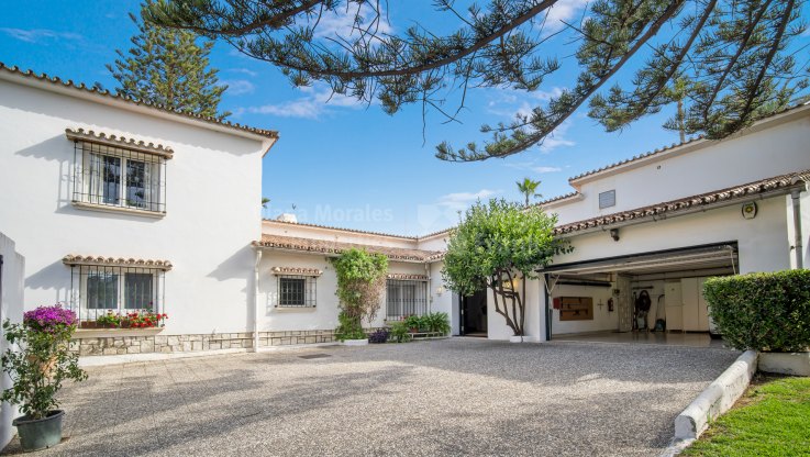 Strandvilla in erster Linie in Estepona - Villa zum Verkauf in Estepona