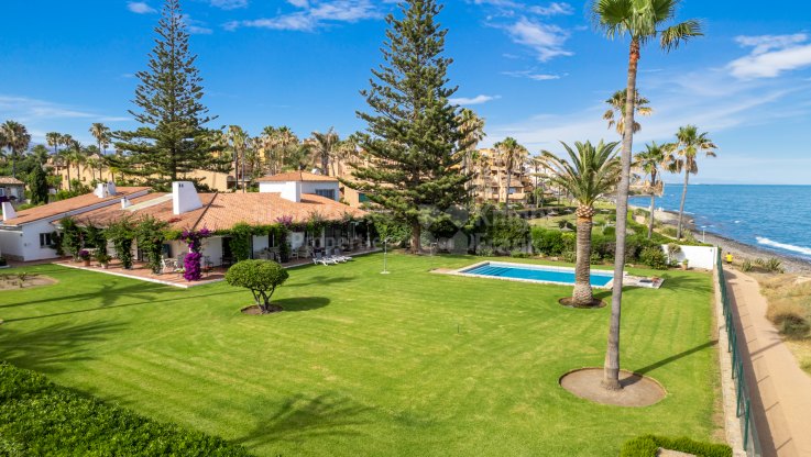 Villa de plage en première ligne à Estepona - Villa à vendre à Estepona