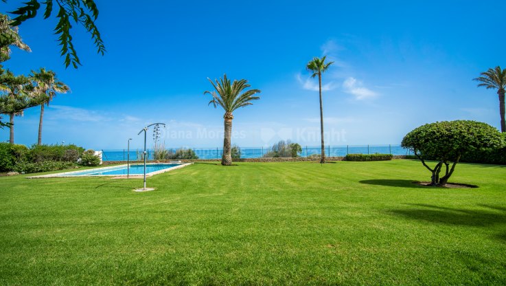 Front line beach villa in Estepona - Villa for sale in Estepona