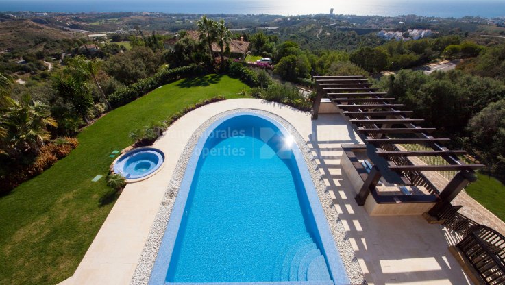 Klassische Villa mit Panoramablick - Villa zum Verkauf in Los Altos de los Monteros, Marbella Ost
