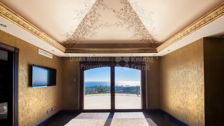 Klassische Villa mit Panoramablick - Villa zum Verkauf in Los Altos de los Monteros, Marbella Ost