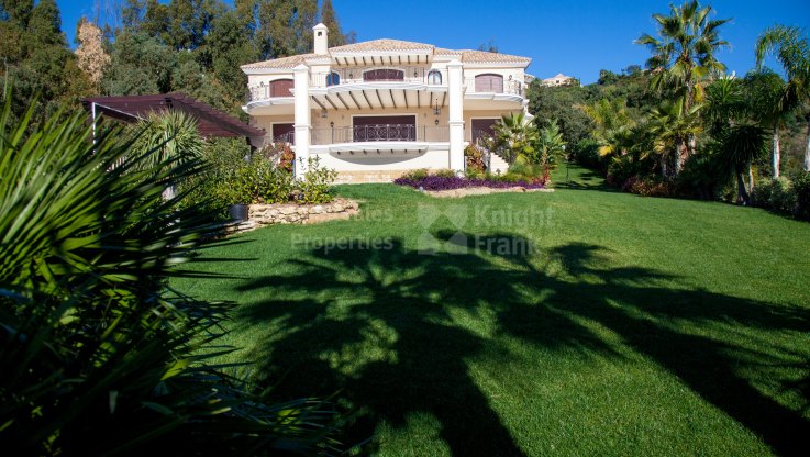 Klassische Villa mit Panoramablick - Villa zum Verkauf in Los Altos de los Monteros, Marbella Ost