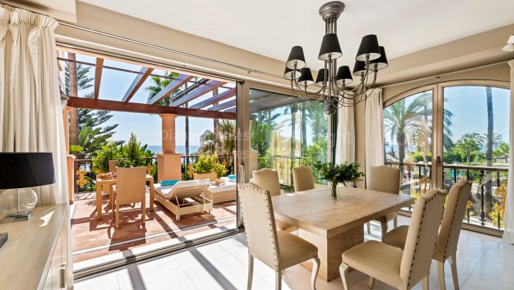 Appartement du premier étage à vendre dans un complexe en bord de mer - Appartement à vendre à Casa Nova, Marbella - Puerto Banus