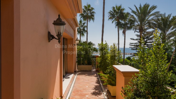Wohnung im ersten Stock in einer Anlage am Strand zu verkaufen - Wohnung zum Verkauf in Casa Nova, Marbella - Puerto Banus