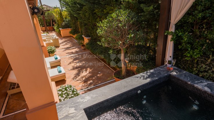 Apartamento con jardín en primera línea de mar en venta en Casa Nova - Apartamento Planta Baja en venta en Casa Nova, Marbella - Puerto Banus