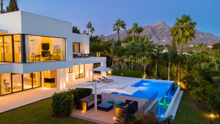 Villa with contemporary style and excellent views - Villa for sale in La Cerquilla, Nueva Andalucia