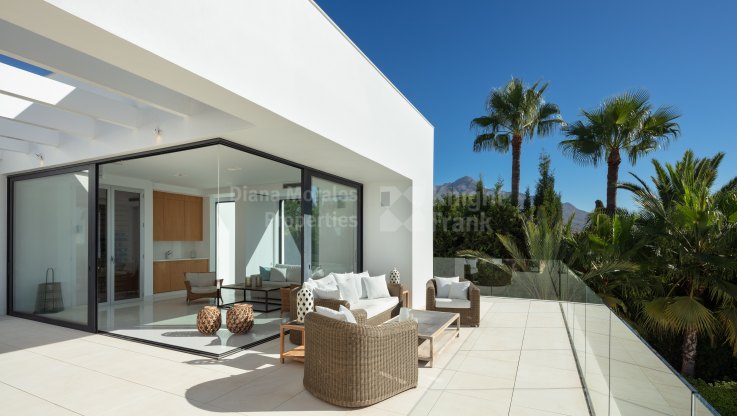 Villa mit zeitgenössischem Stil und exzellenter Aussicht - Villa zum Verkauf in La Cerquilla, Nueva Andalucia