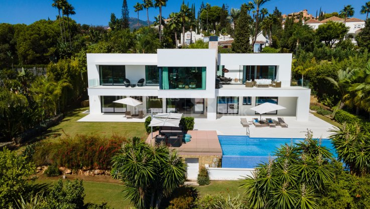 Villa con estilo contemporáneo y excelentes vistas - Villa en venta en La Cerquilla, Nueva Andalucia