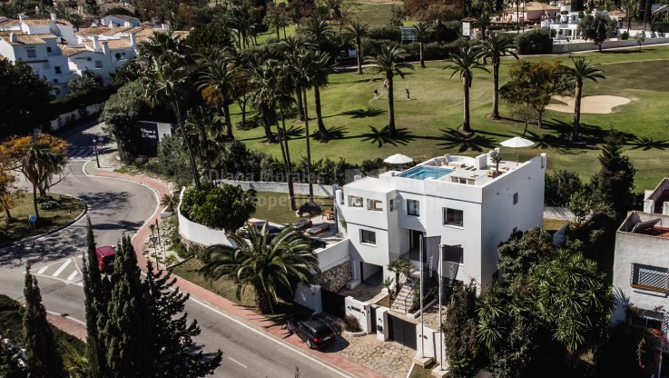 Villa totalmente reformada en primera linea de golf - Villa en venta en Las Brisas, Nueva Andalucia