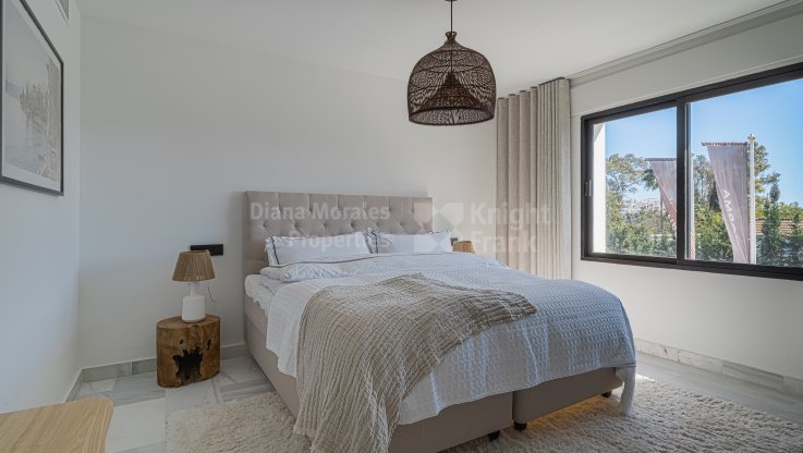 Villa totalmente reformada en primera linea de golf - Villa en venta en Las Brisas, Nueva Andalucia