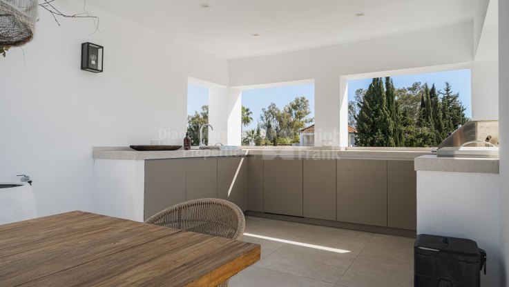 Villa totalmente reformada en primera linea de golf - Villa en venta en Las Brisas, Nueva Andalucia