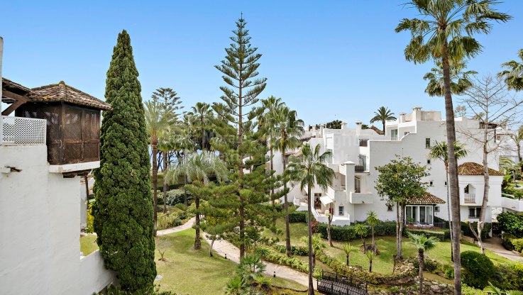 Duplex-Penthouse in Urbanisation am Strand - Zweistöckiges Penthouse zum Verkauf in Alhambra del Mar, Marbella Goldene Meile