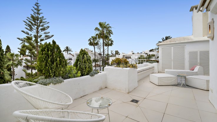 Duplex-Penthouse in Urbanisation am Strand - Zweistöckiges Penthouse zum Verkauf in Alhambra del Mar, Marbella Goldene Meile