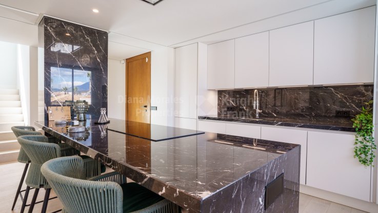 Villa moderna con vistas al golf y a la montaña en venta - Villa en venta en Las Brisas, Nueva Andalucia