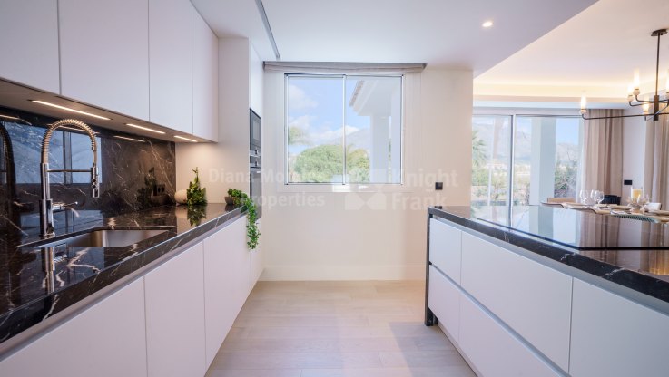 Villa moderna con vistas al golf y a la montaña en venta - Villa en venta en Las Brisas, Nueva Andalucia