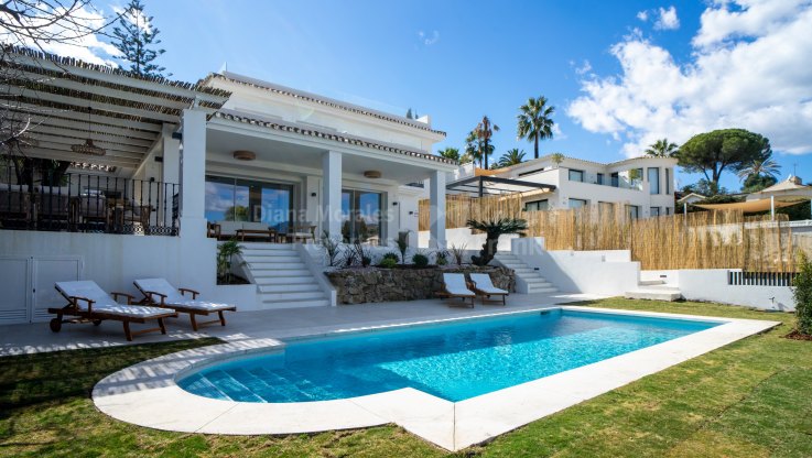 Las Brisas, Modern villa with golf and mountain views for sale