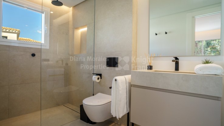 Villa moderna con vistas al golf y a la montaña en venta - Villa en venta en Las Brisas, Nueva Andalucia