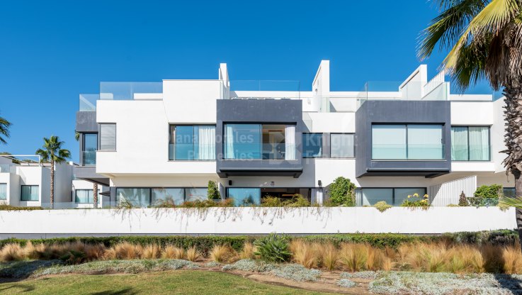 Casa adosada exquisitamente decorada y moderna frente al mar - Adosado en venta en Estepona Playa, Estepona