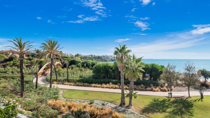 Exquisitely decorated and modern terraced house on the sea front - Town House for sale in Estepona Playa, Estepona