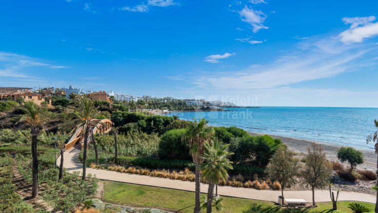 Exquisitely decorated and modern terraced house on the sea front - Town House for sale in Estepona Playa, Estepona