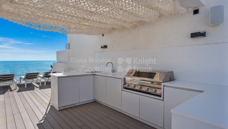 Изысканно декорированный и современный террасный дом на первой линии моря - Таунхаус на продажу в Estepona Playa, Эстепона