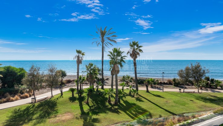 Exquisit eingerichtetes und modernes Reihenhaus an der Strandpromenade - Reihenhaus zum Verkauf in Estepona Playa, Estepona