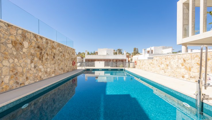 Villa pareada con piscina privada en La Milla de Oro de Marbella - Villa Pareada en venta en Marbella Milla de Oro