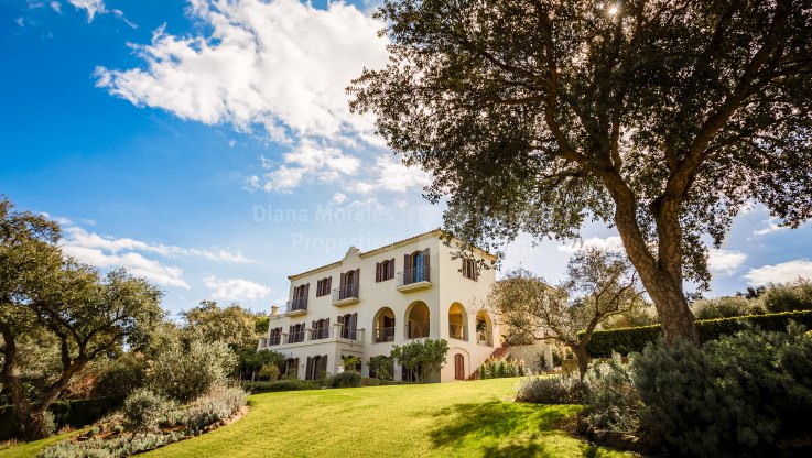 Exquisita villa estilo español en San Roque en primera linea de golf - Villa en venta en San Roque Club, San Roque
