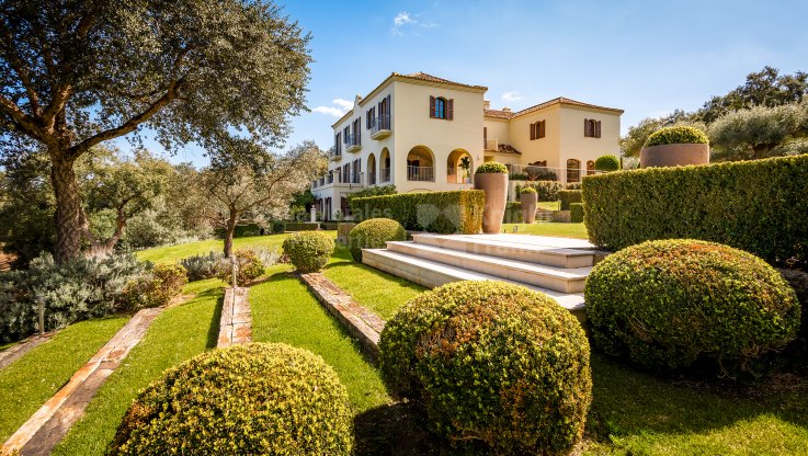 Exquisite Villa im spanischen Stil in San Roque direkt am Golfplatz - Villa zum Verkauf in San Roque Club, San Roque