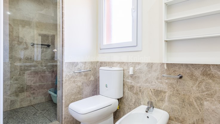 Belle maison familiale mitoyenne dans une communauté fermée - Villa Jumelée à vendre à Santa Clara, Marbella Est