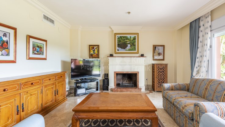 Belle maison familiale mitoyenne dans une communauté fermée - Villa Jumelée à vendre à Santa Clara, Marbella Est