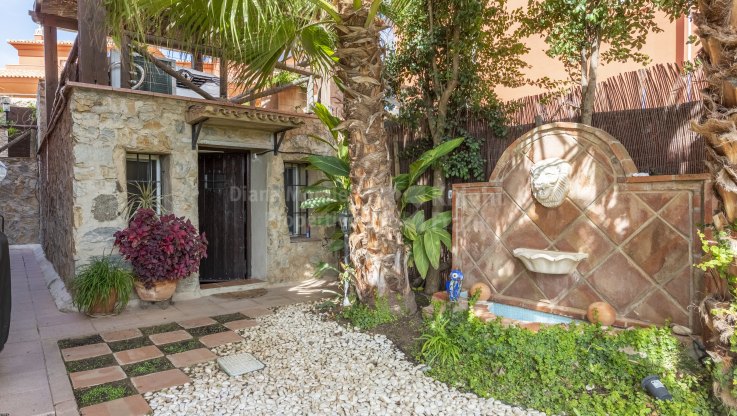 Belle maison familiale mitoyenne dans une communauté fermée - Villa Jumelée à vendre à Santa Clara, Marbella Est