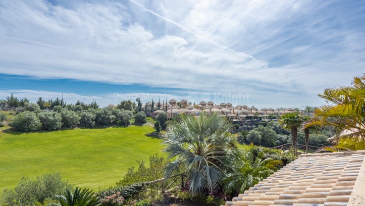 Belle maison familiale mitoyenne dans une communauté fermée - Villa Jumelée à vendre à Santa Clara, Marbella Est
