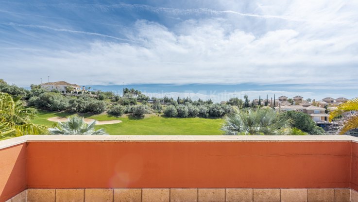 Belle maison familiale mitoyenne dans une communauté fermée - Villa Jumelée à vendre à Santa Clara, Marbella Est