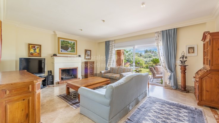 Belle maison familiale mitoyenne dans une communauté fermée - Villa Jumelée à vendre à Santa Clara, Marbella Est