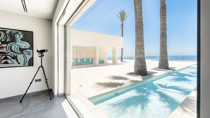 Villa moderna con acceso privado a la playa - Villa en venta en Mijas Costa