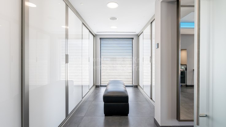 Modern villa with private access to the beach - Villa for sale in Mijas Costa