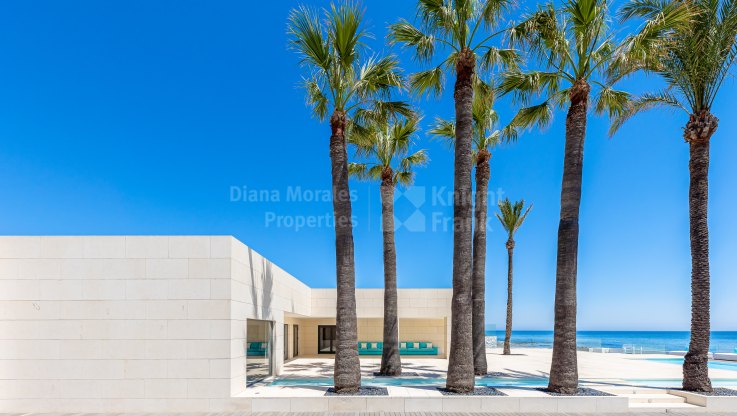 Modern villa with private access to the beach - Villa for sale in Mijas Costa