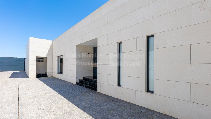 Modern villa with private access to the beach - Villa for sale in Mijas Costa